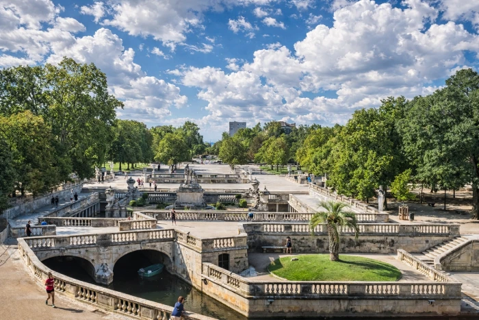 Le Jardin de la Fontaine à Nîmes, un site emblématique du Gard, parfait pour une balade touristique.