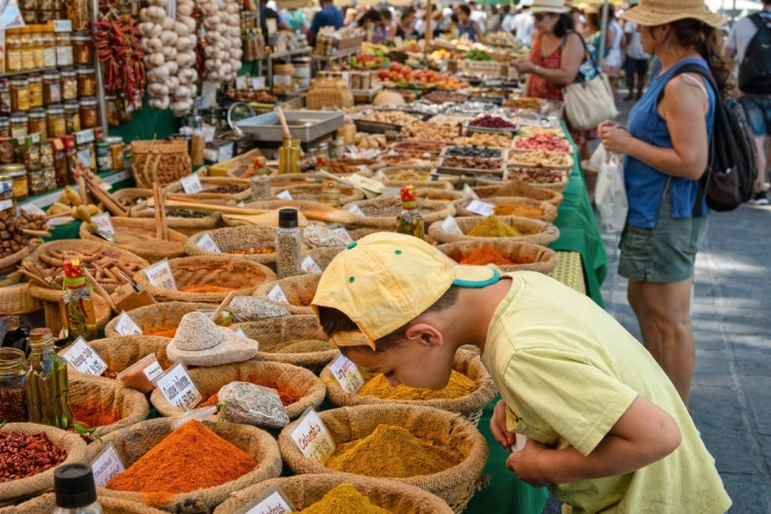 Le marché d’Aigues-Mortes, un incontournable pour découvrir les produits locaux du Gard.