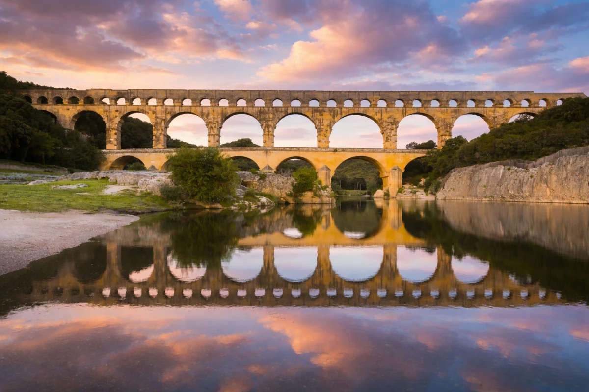 Le Pont du Gard, un aqueduc romain classé au patrimoine mondial, un chef-d'œuvre à découvrir dans le Gard.