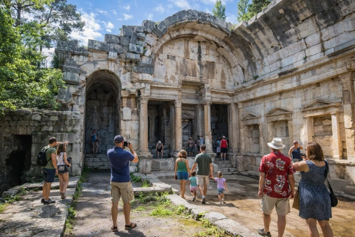 Le Temple de Diane, un monument antique emblématique de Nîmes, offrant une vue imprenable sur les jardins environnants.
