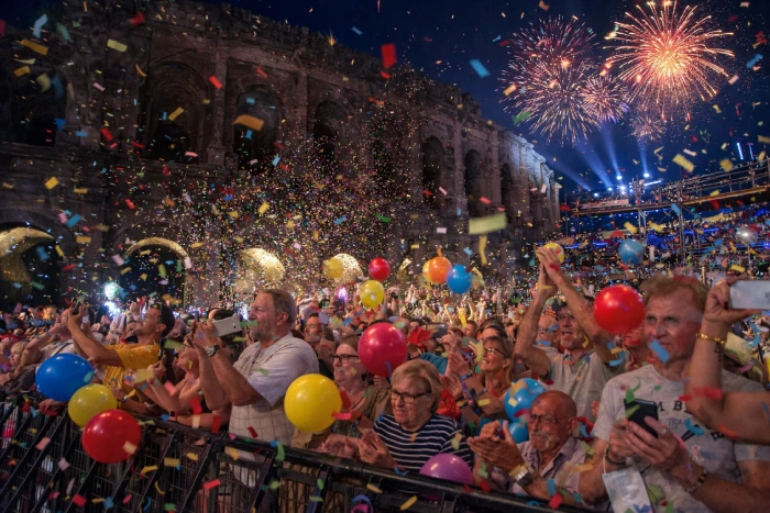 La Feria de Nîmes, un événement emblématique où se mêlent festivités, culture et tradition dans les arènes de Nîmes.