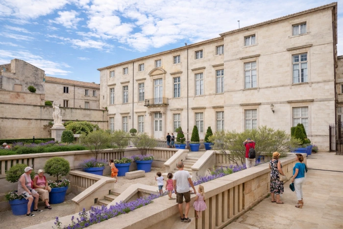 Le Musée du Vieux Nîmes, un lieu fascinant pour découvrir l'histoire et le patrimoine de Nîmes à travers des objets anciens et des expositions.