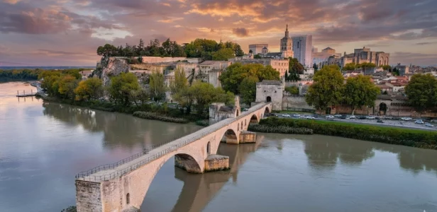 Tourisme Via Rhona à Avignon avec vue sur le Pont Saint-Bénézet et le Palais des Papes le long du Rhône