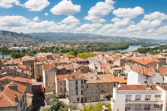 Tourisme Via Rhona à Valence avec vue sur les toits de la ville et le fleuve Rhône